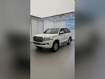 تويوتا لاند كروزر في اكس ار 2021 اوتوماتيك 102,000 كم 8 سلندر دفع رباعي اس يو في أبيض