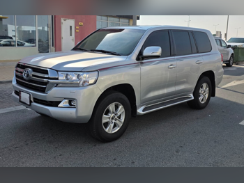 Toyota  Land Cruiser  GXR  2016  Automatic  165,000 Km  6 Cylinder  Four Wheel Drive (4WD)  SUV  Silver