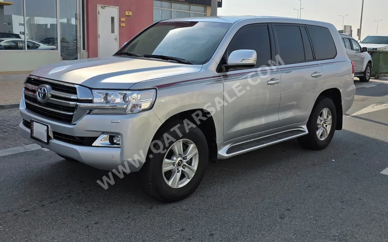 Toyota Land Cruiser GXR 2016 Automatic 165,000 Km 6 Cylinder Four Wheel Drive (4WD) SUV Silver