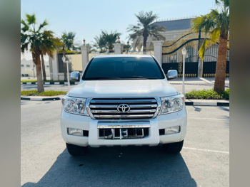 تويوتا لاند كروزر في اكس ار 2011 اوتوماتيك 254,000 كم 8 سلندر دفع رباعي اس يو في أبيض