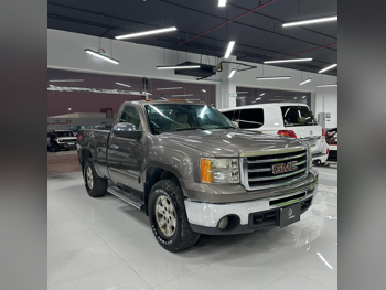 GMC Sierra SLE 2013 Automatic 560,000 Km 8 Cylinder Four Wheel Drive (4WD) Pick Up Light Brown