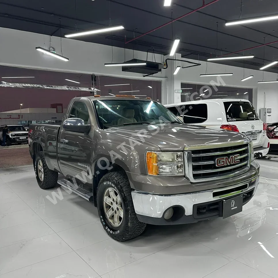 GMC Sierra SLE 2013 Automatic 560,000 Km 8 Cylinder Four Wheel Drive (4WD) Pick Up Light Brown