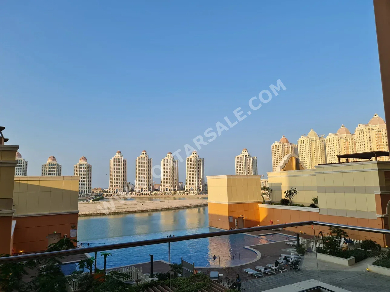 1 غرف نوم  شقة  للبيع  في الدوحة -  اللؤلؤة  مفروشة بالكامل