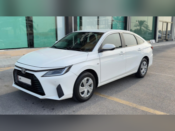 تويوتا ياريس 2023 اوتوماتيك 36,000 كم 4 سلندر سحب امامي سيدان أبيض تحت الضمان