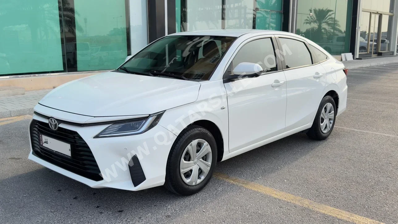 تويوتا ياريس 2023 اوتوماتيك 36,000 كم 4 سلندر سحب امامي سيدان أبيض تحت الضمان