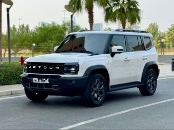 جيتور تي 2 لكجري 2025 اوتوماتيك 15,000 كم 4 سلندر دفع رباعي اس يو في أبيض تحت الضمان