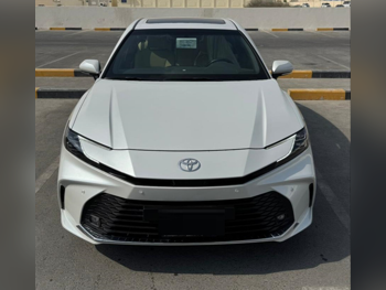 Toyota  Camry  LE  2025  Automatic  18,500 Km  4 Cylinder  Front Wheel Drive (FWD)  Sedan  Pearl  With Warranty