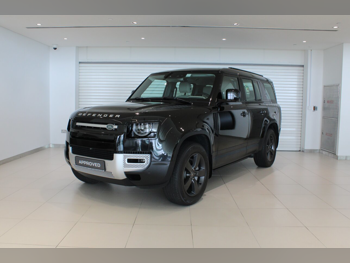 لاند روفر ديفيندر 130 2023 اوتوماتيك 39,809 كم 6 سلندر دفع كلي مستمر اس يو في أسود تحت الضمان