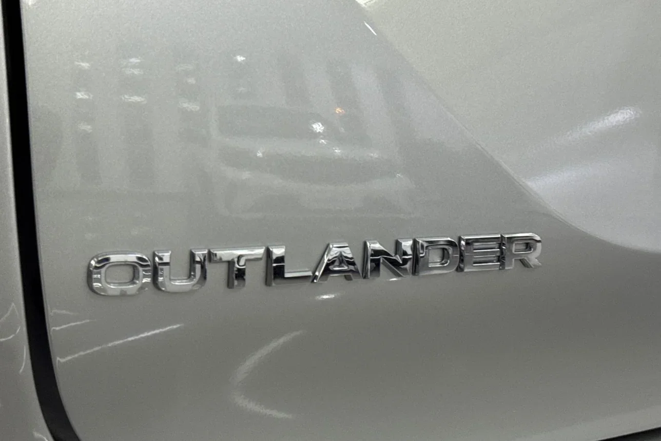 Mitsubishi  Outlander  2025  Automatic  521 Km  4 Cylinder  Front Wheel Drive (FWD)  SUV  Silver  With Warranty