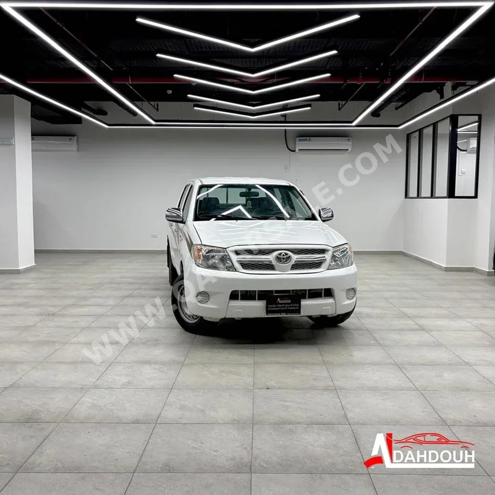تويوتا هاي لوكس 2008 عادي 370,000 كم 4 سلندر دفع خلفي بيكب أبيض