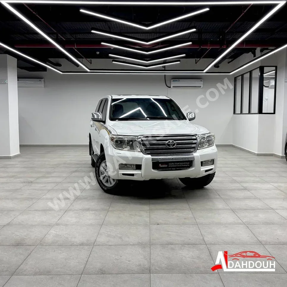 تويوتا لاند كروزر في اكس ار 2010 اوتوماتيك 314,000 كم 8 سلندر دفع رباعي اس يو في أبيض