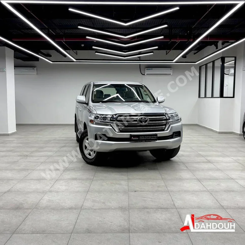 تويوتا  لاند كروزر  جي اكس ار  2020  اوتوماتيك  220,000 كم  6 سلندر  دفع رباعي  اس يو في  فضي