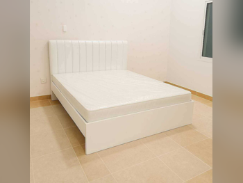 الأسّرة - لايف ستايل - كوين - أبيض - متضمنة المرتبة