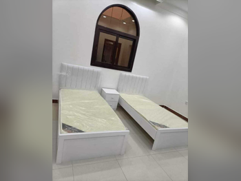 الأسّرة - لايف ستايل - فردي - أبيض - متضمنة المرتبة - مع طاولة سرير جانبية