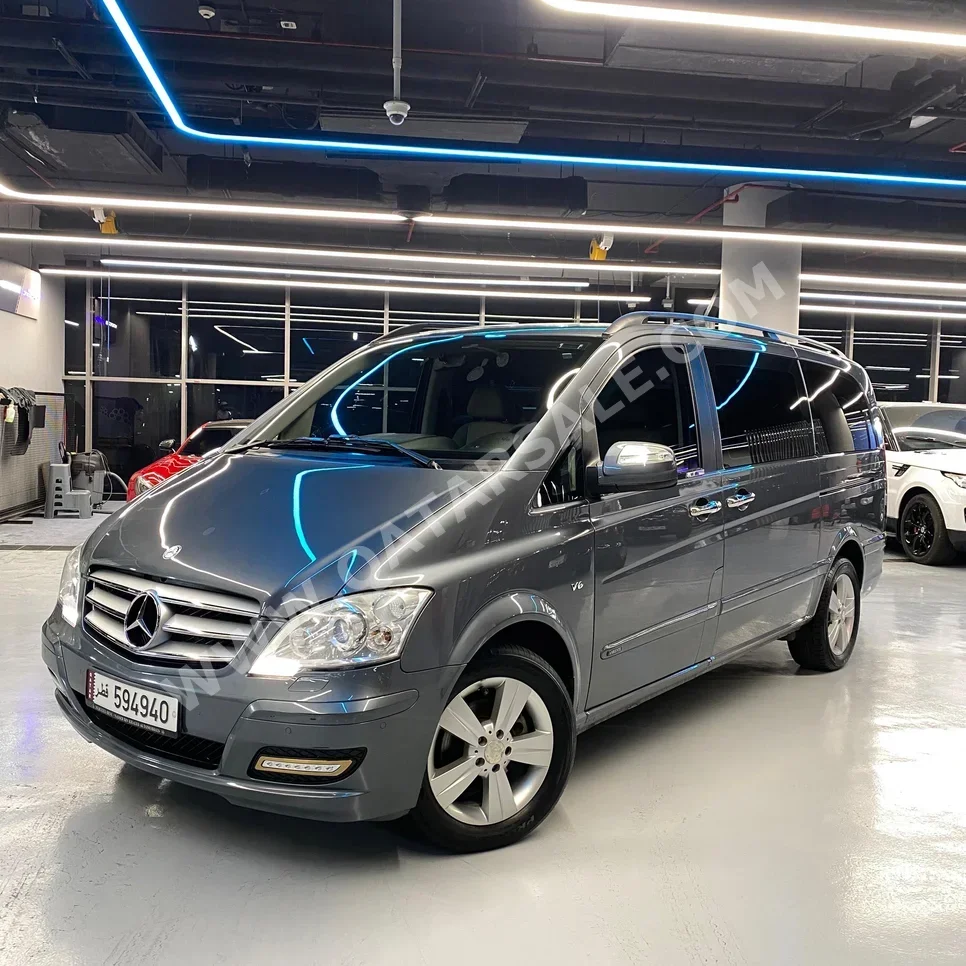 مرسيدس - بنز فيانو VIP Special Edition 2015 اوتوماتيك 80,000 كم 6 سلندر دفع كلي مستمر كلاسك رمادي تحت الضمان