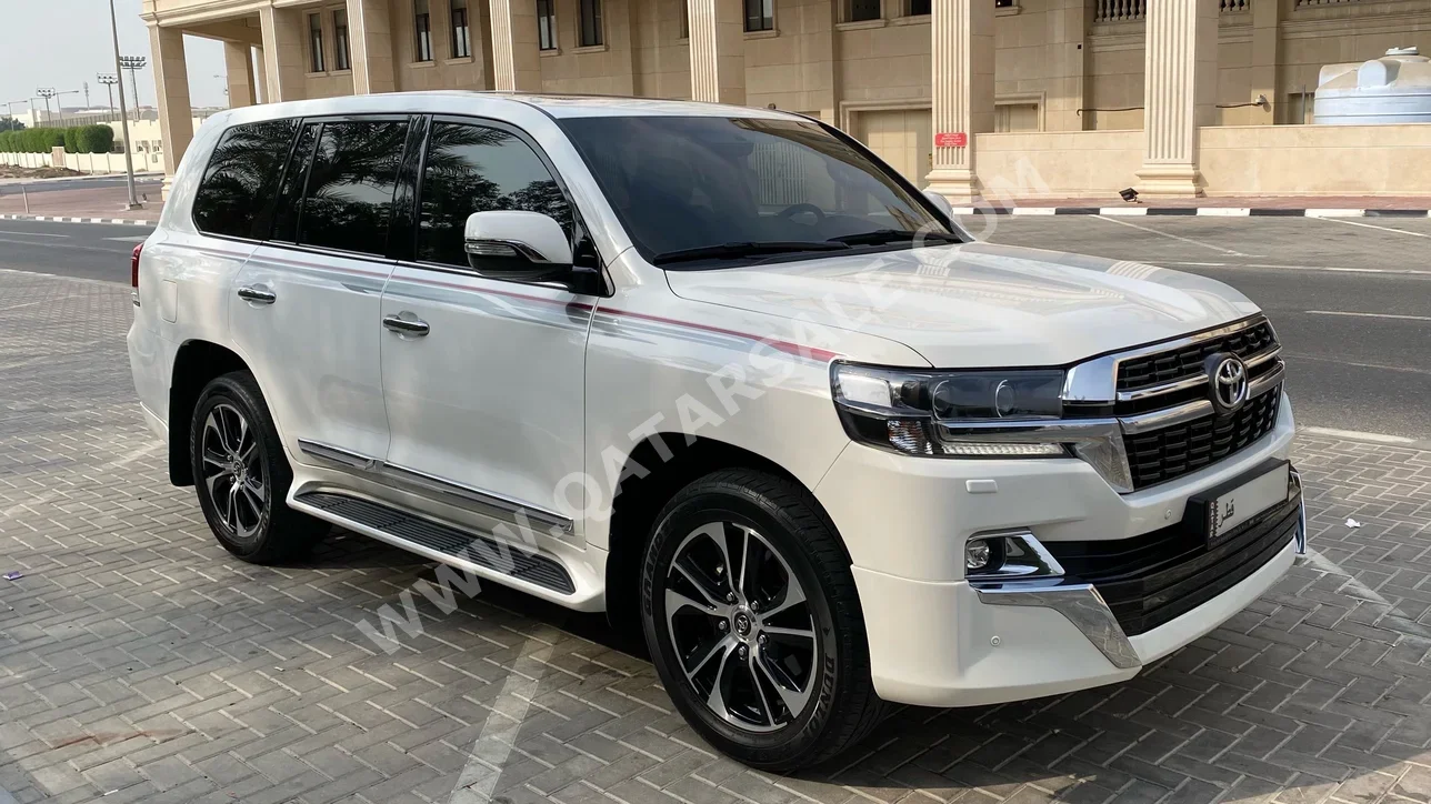 تويوتا لاند كروزر جي اكس ار - غراند تورينغ 2021 اوتوماتيك 110,000 كم 8 سلندر دفع رباعي اس يو في أبيض