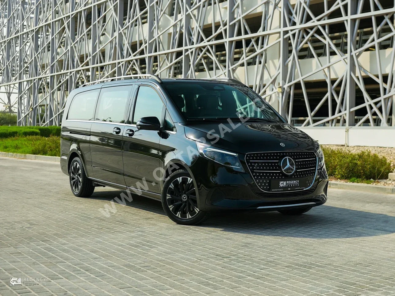 مرسيدس - بنز في 300 8 سلندر فخمة أسود 2025