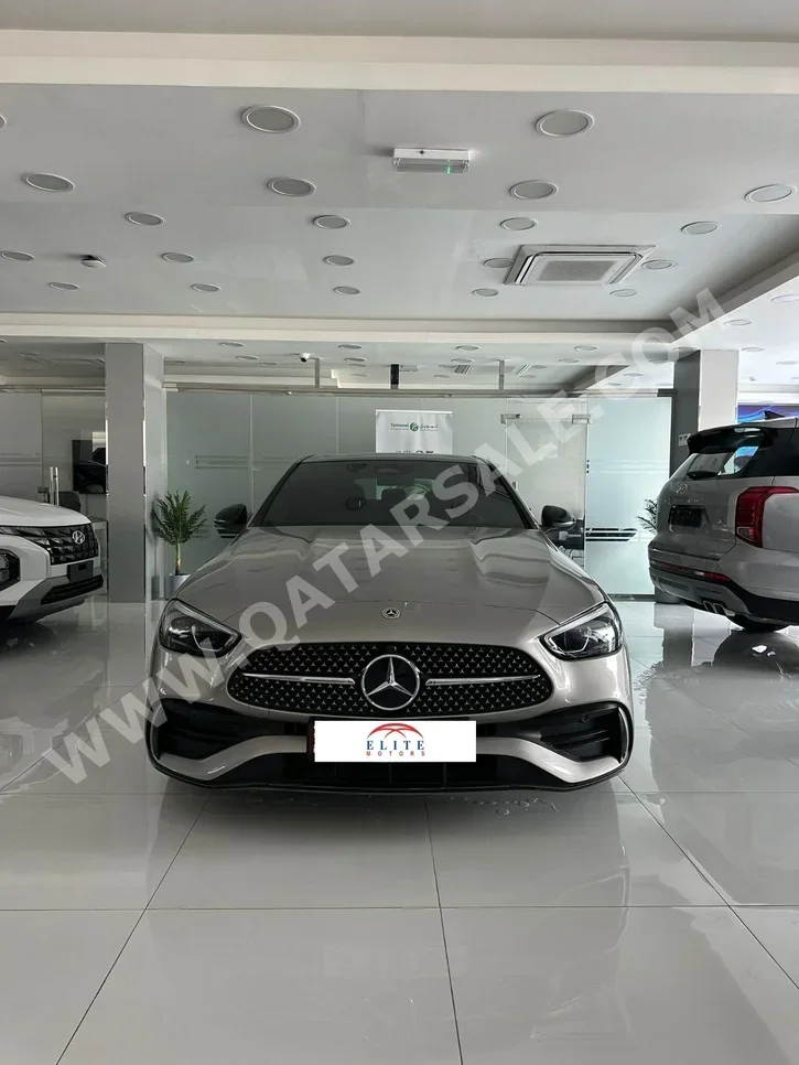 مرسيدس - بنز سي - كلاس 200 2023 اوتوماتيك 60,000 كم 4 سلندر دفع خلفي سيدان رمادي تحت الضمان