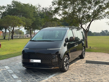 هيونداي ستاريا فان أسود 2025