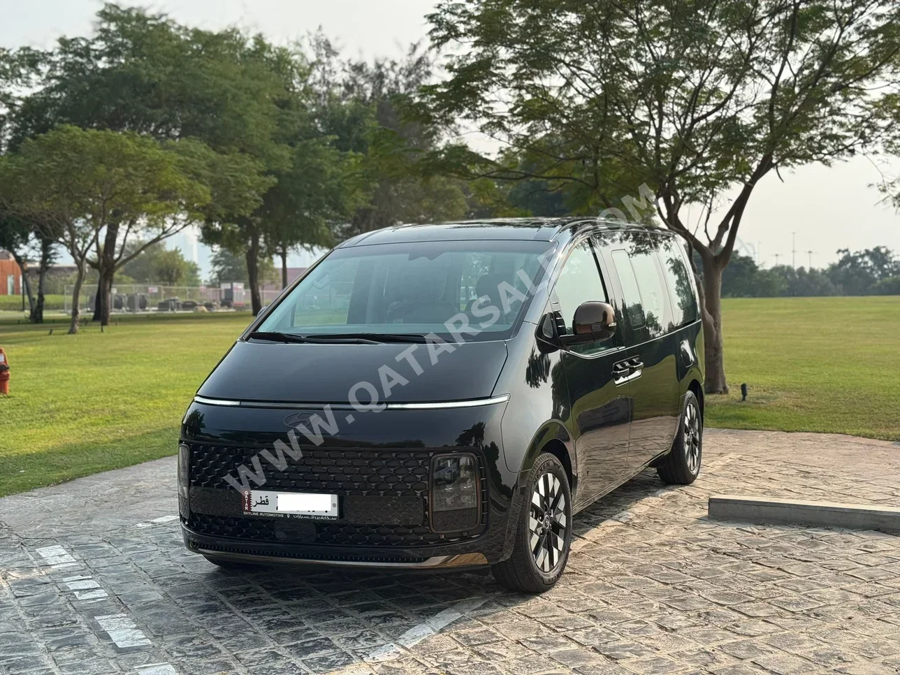 هيونداي ستاريا فان أسود 2025