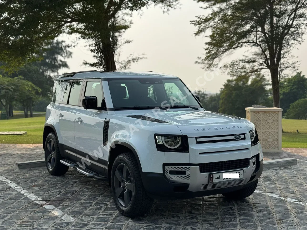 لاند روفر ديفيندر إس يو في 4 في 4 أبيض 2025