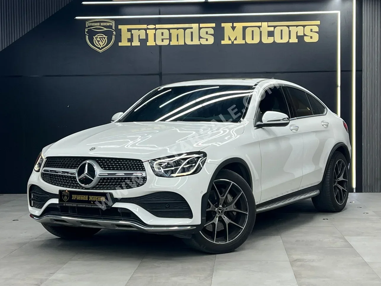 مرسيدس - بنز جي ال سي 300 2021 اوتوماتيك 92,000 كم 4 سلندر دفع رباعي اس يو في أبيض