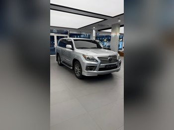 لكزس ال اكس 570 اس 2015 اوتوماتيك 280,000 كم 8 سلندر دفع رباعي اس يو في فضي