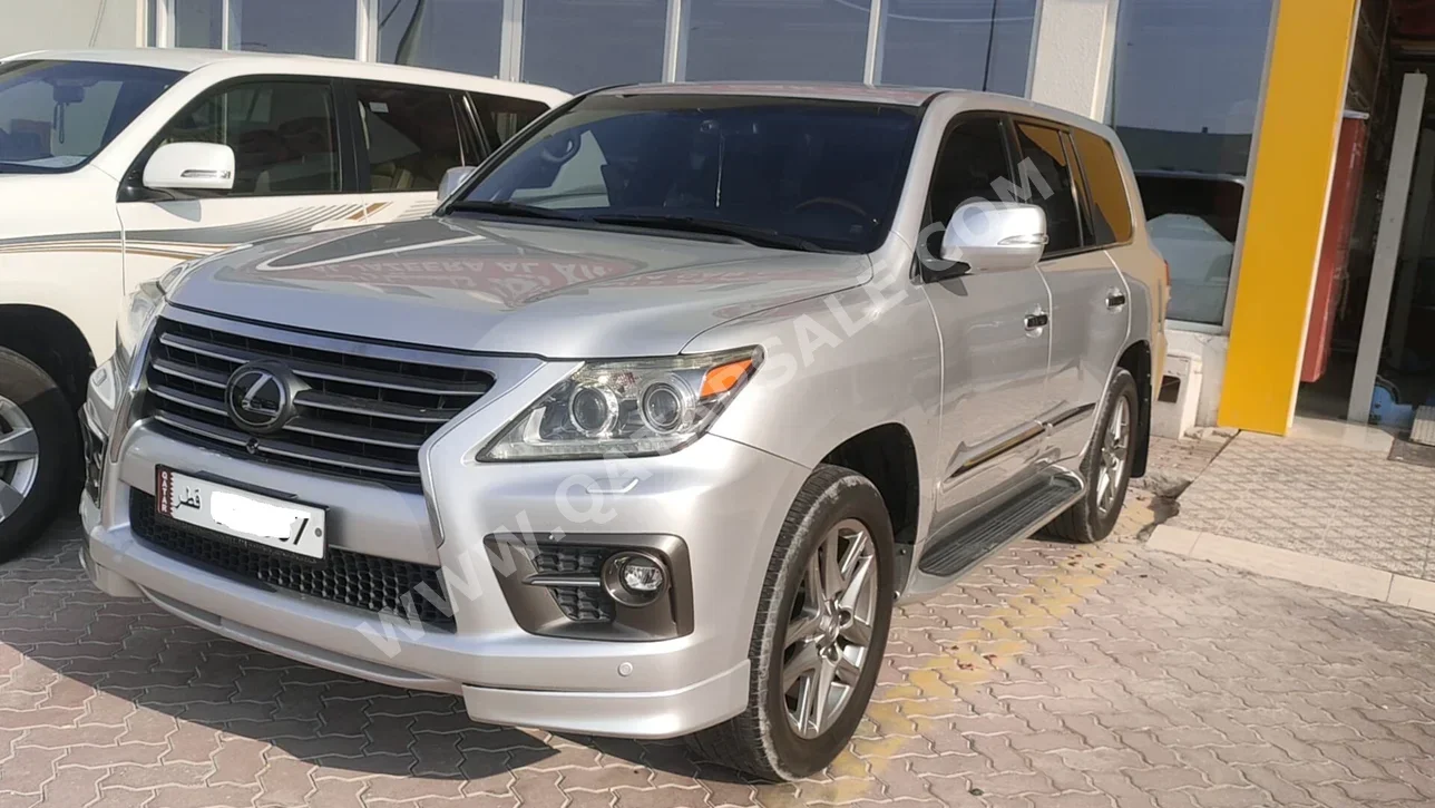 لكزس ال اكس 570 2014 اوتوماتيك 267,000 كم 8 سلندر دفع رباعي اس يو في فضي