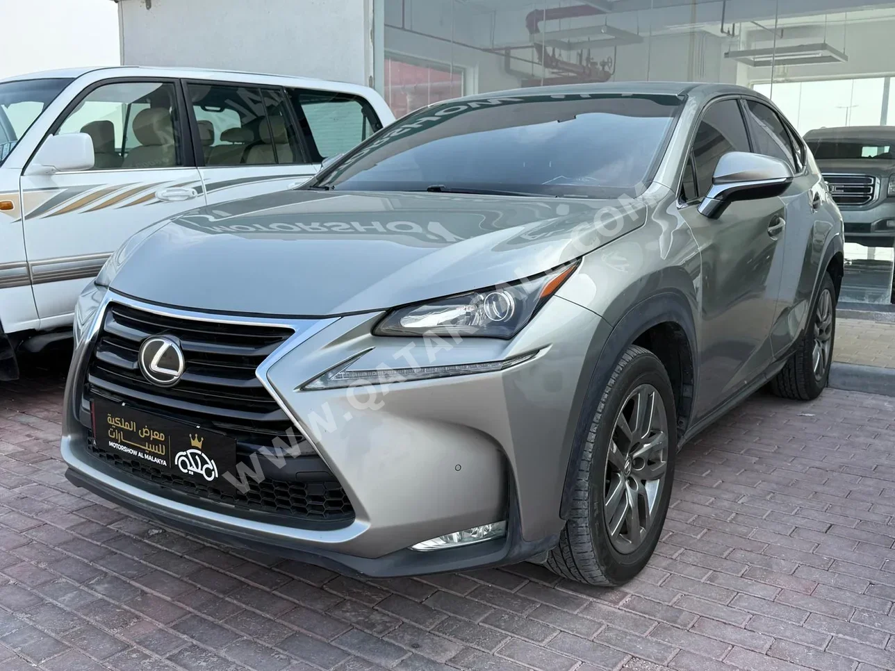 لكزس ان اكس 200 تي 2017 اوتوماتيك 192,000 كم 4 سلندر دفع رباعي اس يو في ذهبي