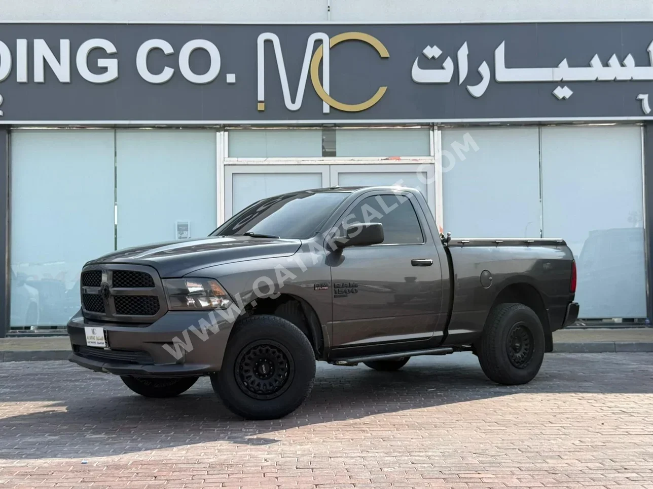 دودج رام 1500 2022 اوتوماتيك 122,000 كم 8 سلندر دفع رباعي بيكب أسود