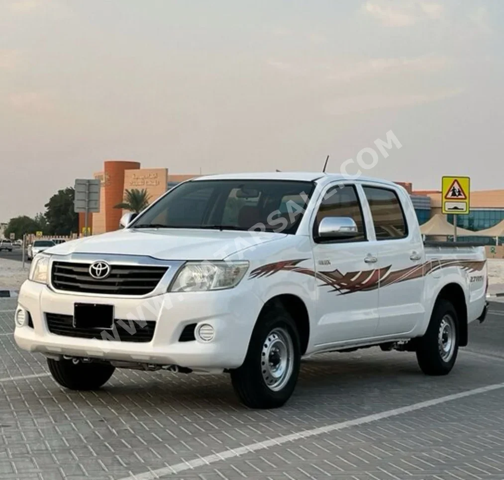 تويوتا هاي لوكس 2014 عادي 239,700 كم 4 سلندر دفع خلفي بيكب أبيض