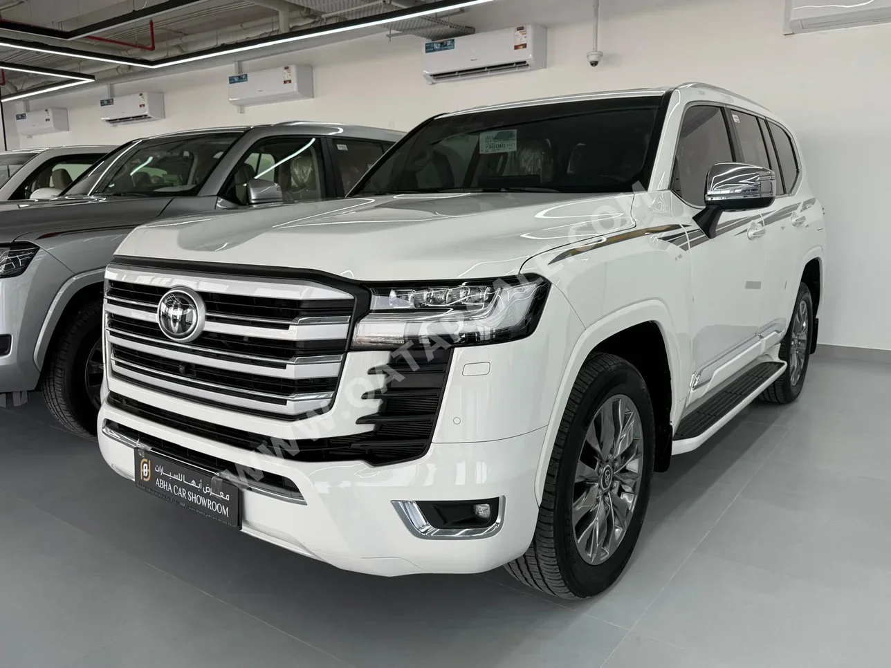 Toyota  Land Cruiser  VXR Twin Turbo  2024  Automatic  39,000 Km  6 Cylinder  Four Wheel Drive (4WD)  SUV  White  With Warranty