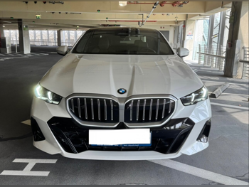 بي ام دبليو  الفئة - الخامسة  520i ام  2024  اوتوماتيك  15,000 كم  4 سلندر  دفع خلفي  سيدان  أبيض و أسود  تحت الضمان