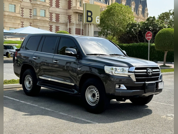 تويوتا  لاند كروزر  في اكس ار  2018  اوتوماتيك  299,000 كم  8 سلندر  دفع رباعي  اس يو في  رمادي غامق