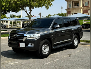 تويوتا لاند كروزر في اكس ار 2018 اوتوماتيك 299,000 كم 8 سلندر دفع رباعي اس يو في رمادي غامق