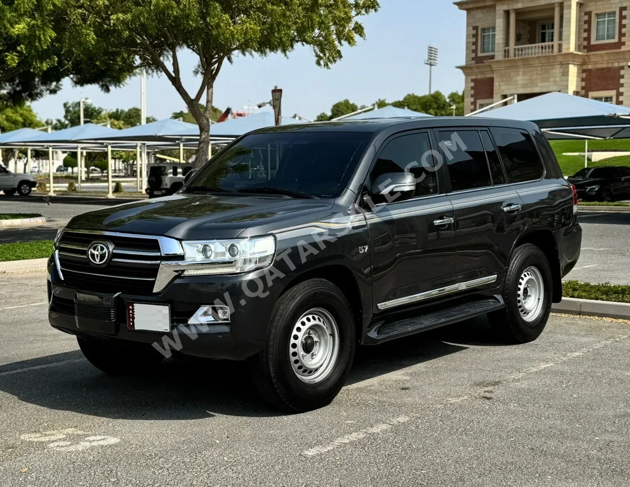 Toyota  Land Cruiser  VXR  2018  Automatic  299,000 Km  8 Cylinder  Four Wheel Drive (4WD)  SUV  Dark Gray