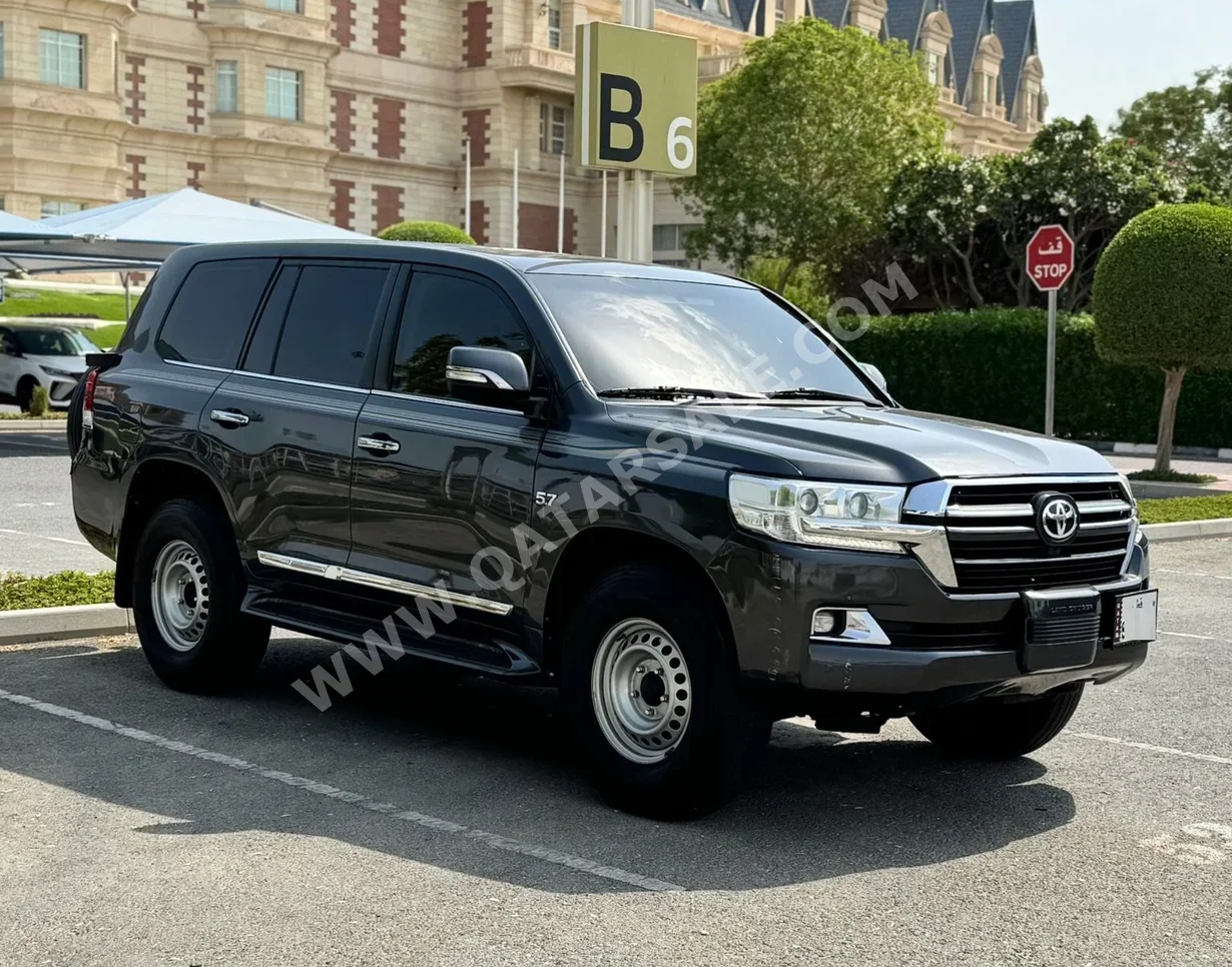 تويوتا  لاند كروزر  في اكس ار  2018  اوتوماتيك  299,000 كم  8 سلندر  دفع رباعي  اس يو في  رمادي غامق