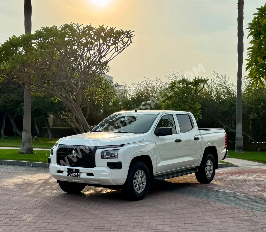 ميتسوبيشي ال 200 ديزل 2024 اوتوماتيك 29,000 كم 4 سلندر دفع كلي مستمر بيكب أبيض تحت الضمان