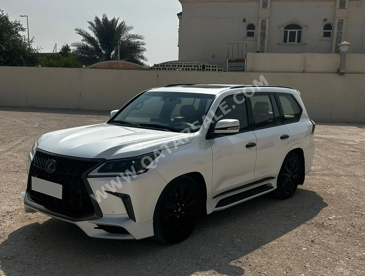 لكزس ال اكس 570 اس بلاك ايديشن 2019 اوتوماتيك 190,000 كم 8 سلندر دفع رباعي اس يو في أبيض