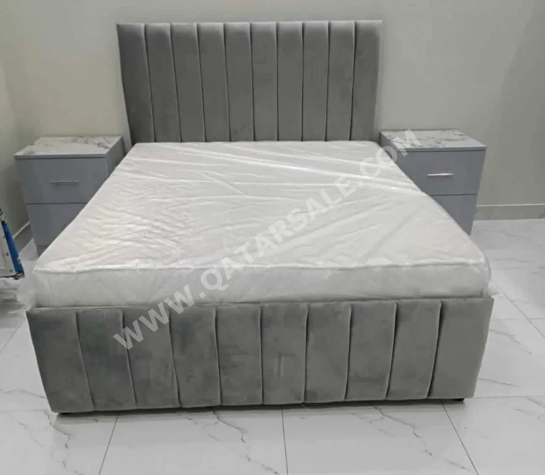 الأسّرة - لايف ستايل  - كوين  - اللون الرمادي  - متضمنة المرتبة  - مع طاولة سرير جانبية