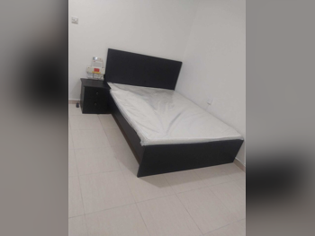 الأسّرة - لايف ستايل  - كوين  - أسود  - متضمنة المرتبة  - مع طاولة سرير جانبية