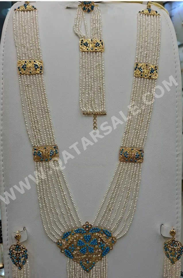 الذهب طقم  البحرين  نسائي  حسب القطعة ( ديزاينرز)  52.3 غرام  طبيعة  ذهب أصفر  عيار 21