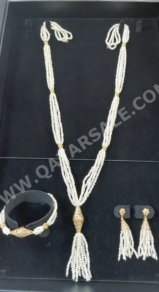 الذهب طقم  البحرين  نسائي  حسب القطعة ( ديزاينرز)  18.4 غرام  طبيعة  ذهب أصفر  عيار 21