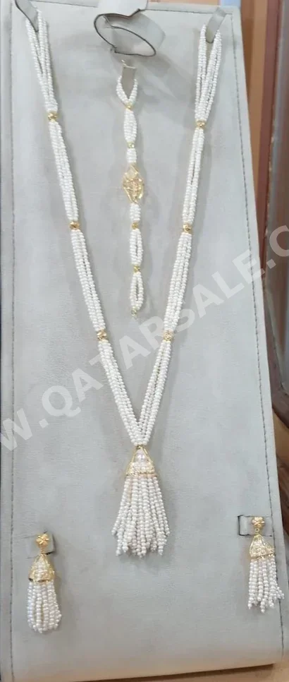 الذهب طقم  البحرين  نسائي  حسب القطعة ( ديزاينرز)  19.3 غرام  طبيعة  ذهب أصفر  عيار 21