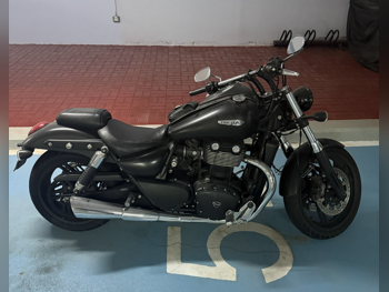 تريمف  ثاندر بيرد كوماندر -  2012 - اللون اسود