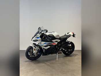 بي ام دبليو  اس1000 ار ار -  2024 - اللون ازرق وابيض -  الضمان