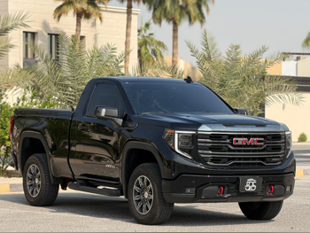 جي ام سي  سييرا  اي تي 4  2023  اوتوماتيك  30,000 كم  8 سلندر  دفع رباعي  بيكب  أسود  تحت الضمان