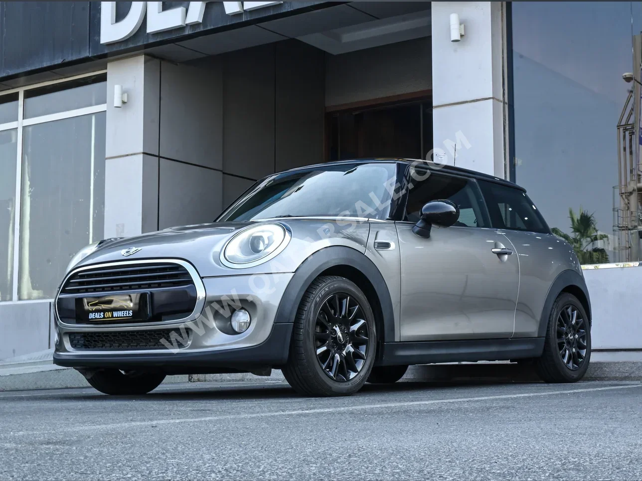 Mini  Cooper  2018  Automatic  135,000 Km  3 Cylinder  Front Wheel Drive (FWD)  Hatchback  Gray