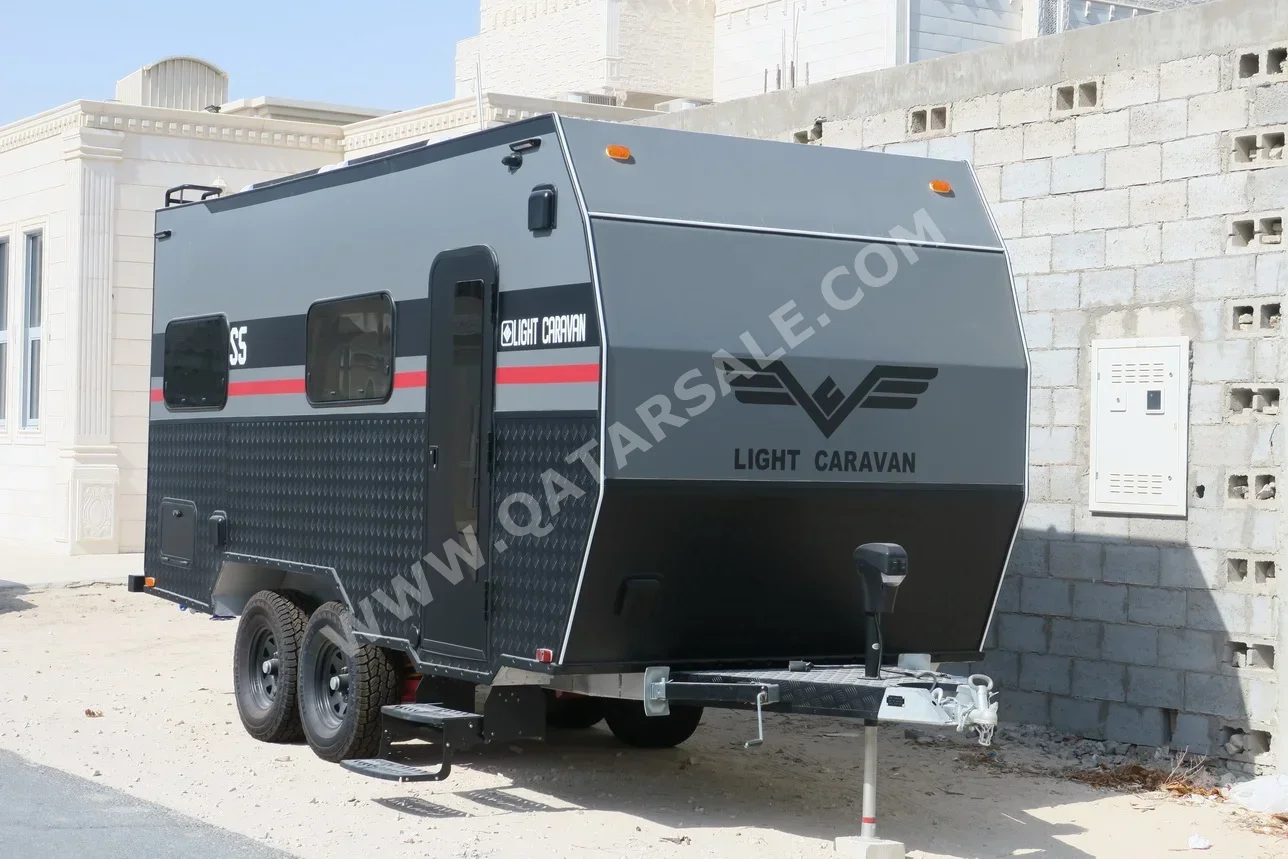 كرفان - لايت كرفان  - 2025  - أسود و رمادي  -صنع في قطر