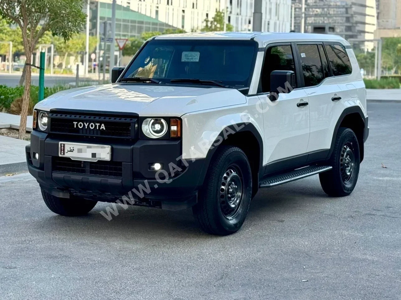 تويوتا برادو 2025 اوتوماتيك 9,000 كم 6 سلندر دفع رباعي اس يو في أبيض تحت الضمان